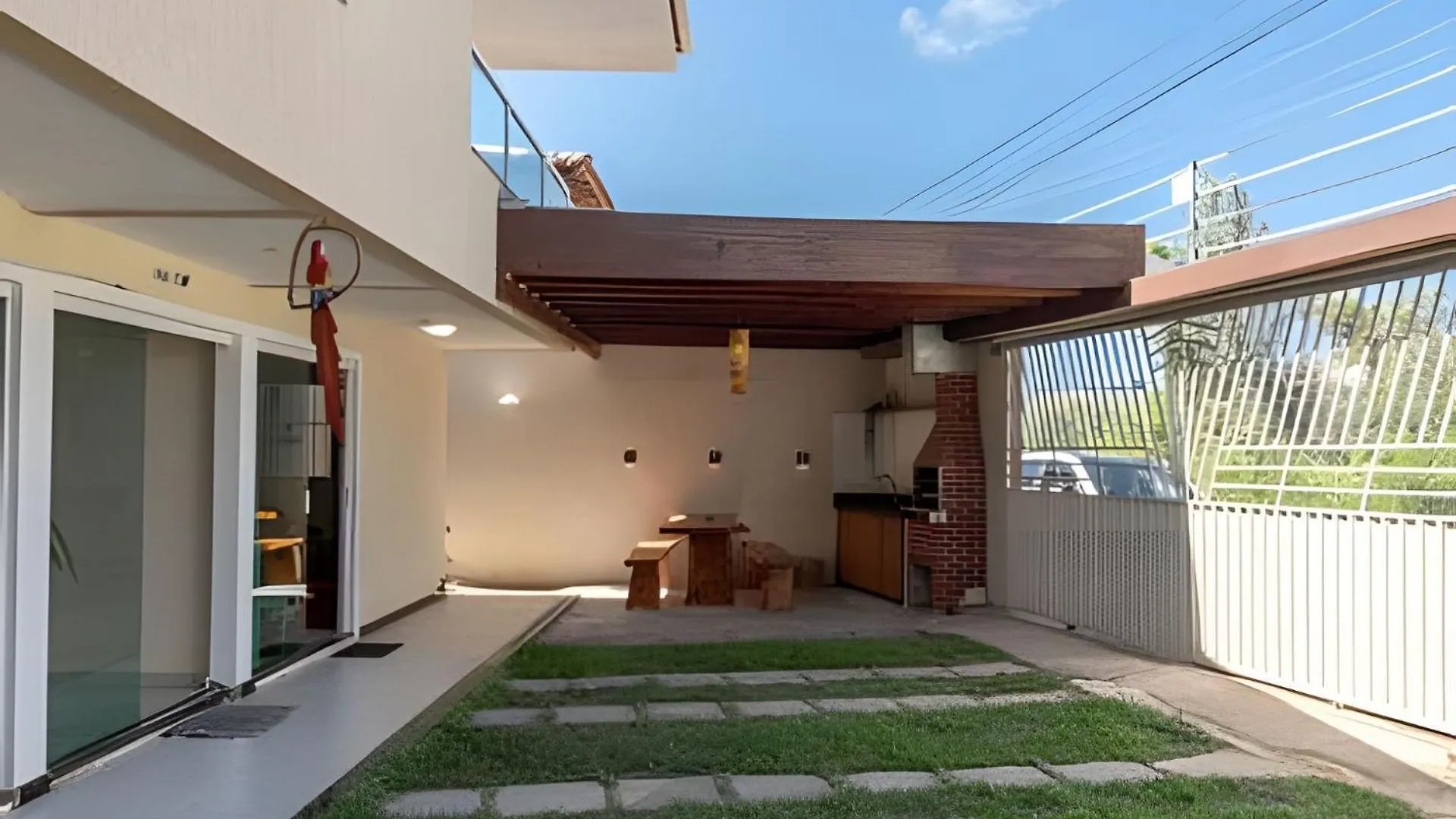 500M Praia De Taperapuan; 2 Quartos; Wifi 300Mbs; 2 Pavimento; Churrasqueira; Chuveirao; Estacionamento Gratuito 1 Carro Porto Seguro 0*,  Brazylia