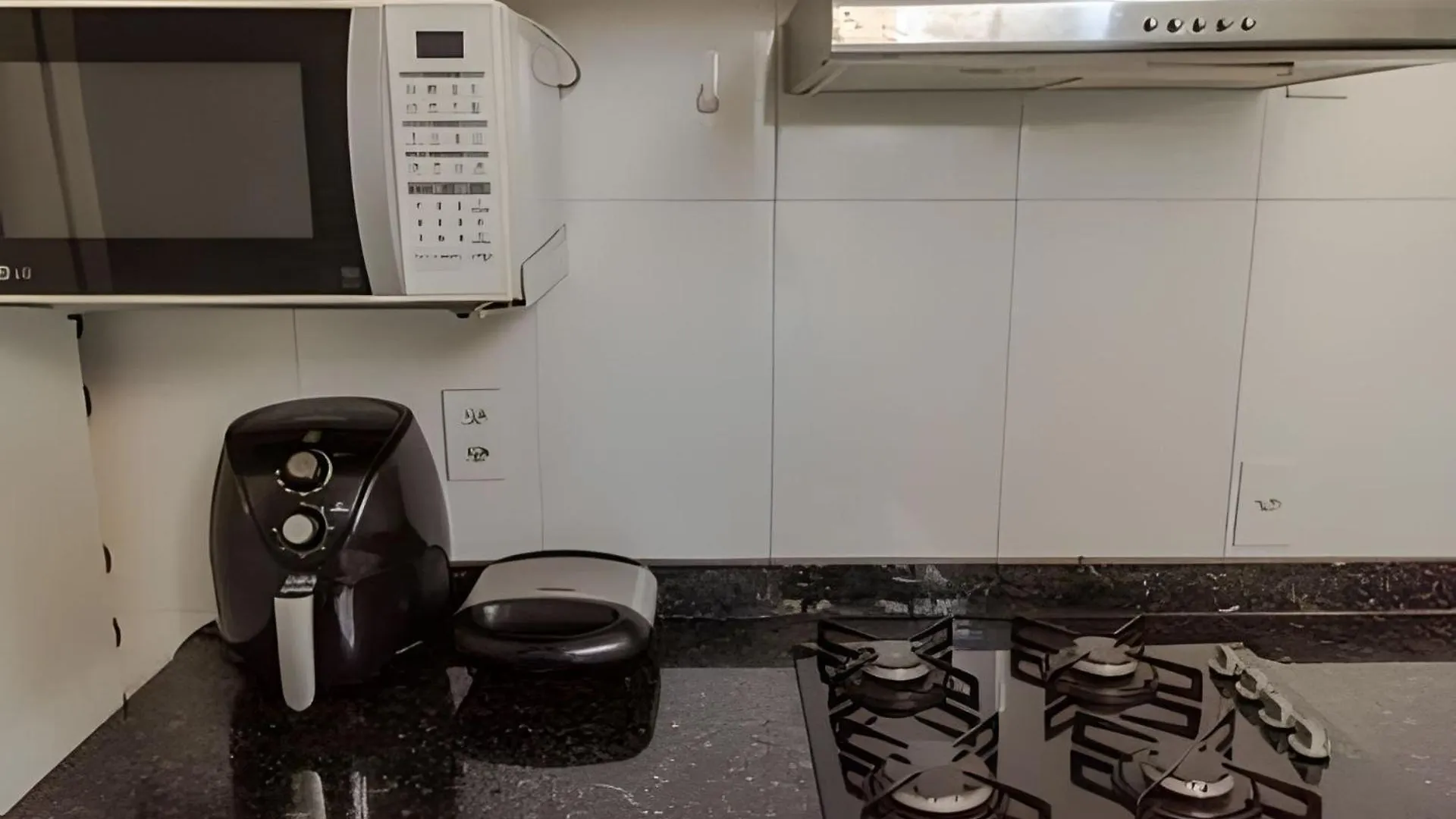 500M Praia De Taperapuan; 2 Quartos; Wifi 300Mbs; 2 Pavimento; Churrasqueira; Chuveirao; Estacionamento Gratuito 1 Carro Porto Seguro Dom wakacyjny